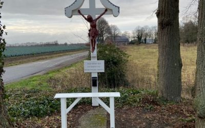 Kruis Castenrayseweg Klein Oirlo herplaatst