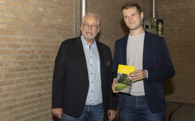 Boek aan Wethouder Daan Janssen aangeboden