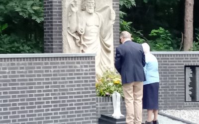 Grafmonument Zusters van Liefde overgedragen aan Stichting Kruisen en Kapellen